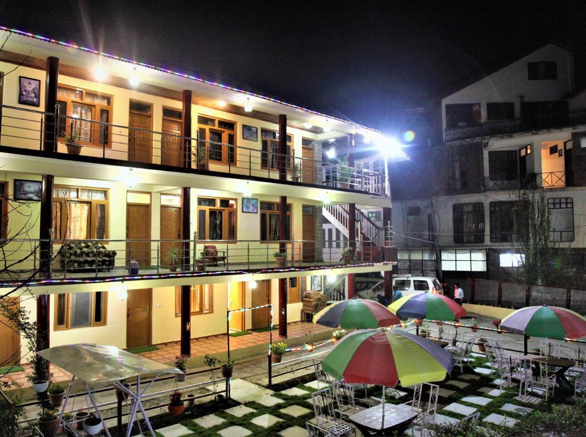 Hotel Chetna Manāli Exteriör bild