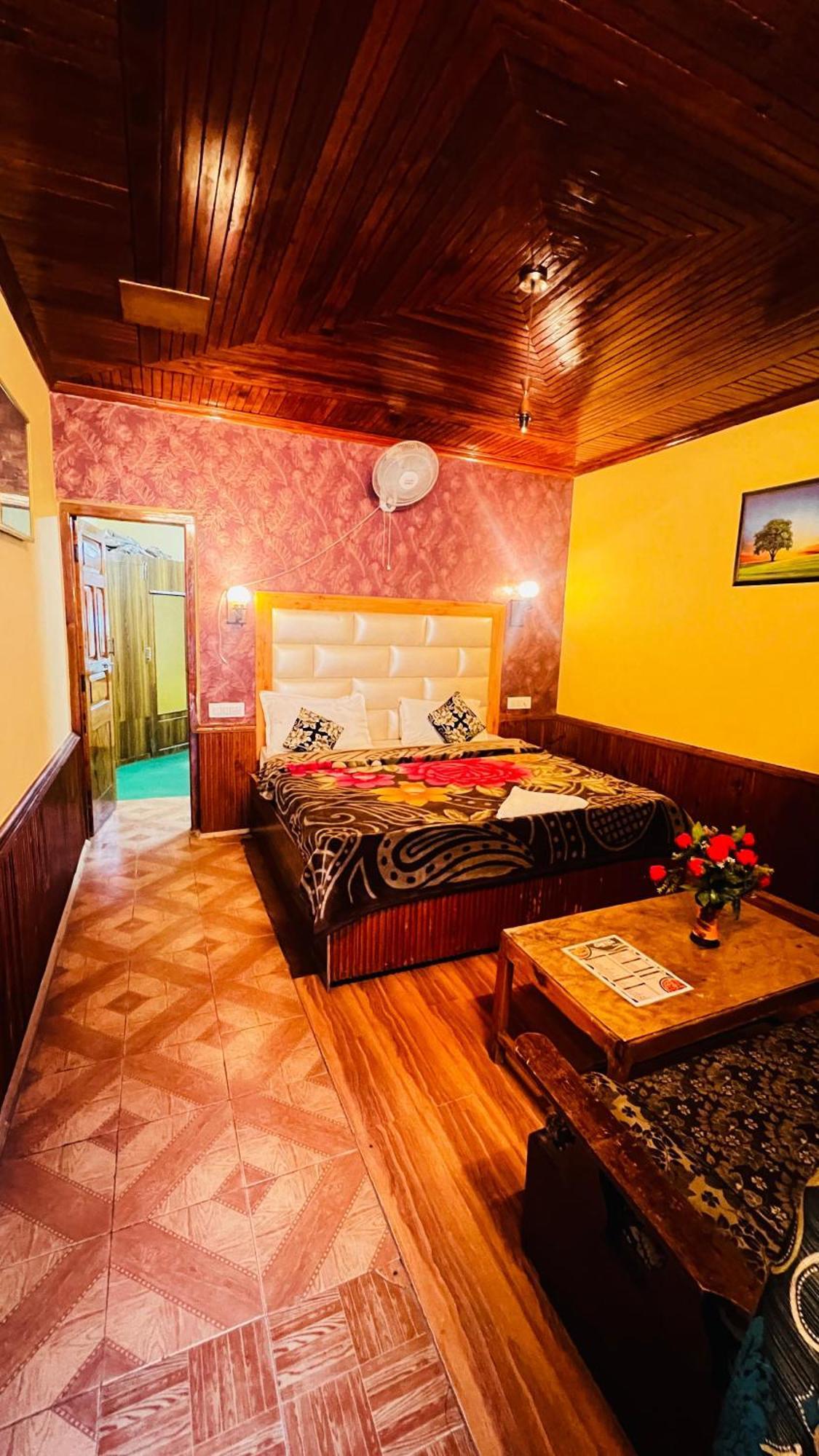 Hotel Chetna Manāli Exteriör bild