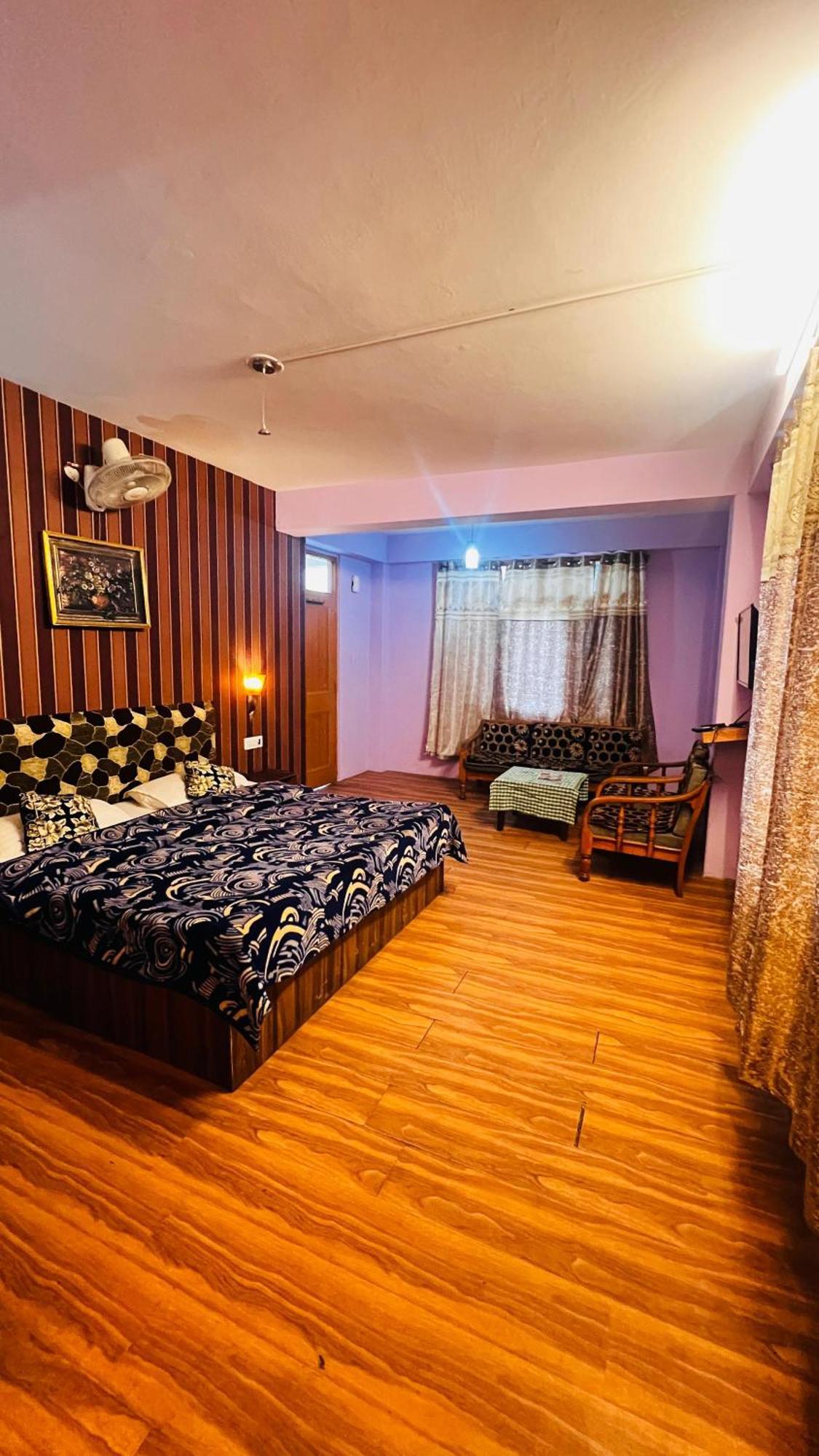 Hotel Chetna Manāli Exteriör bild
