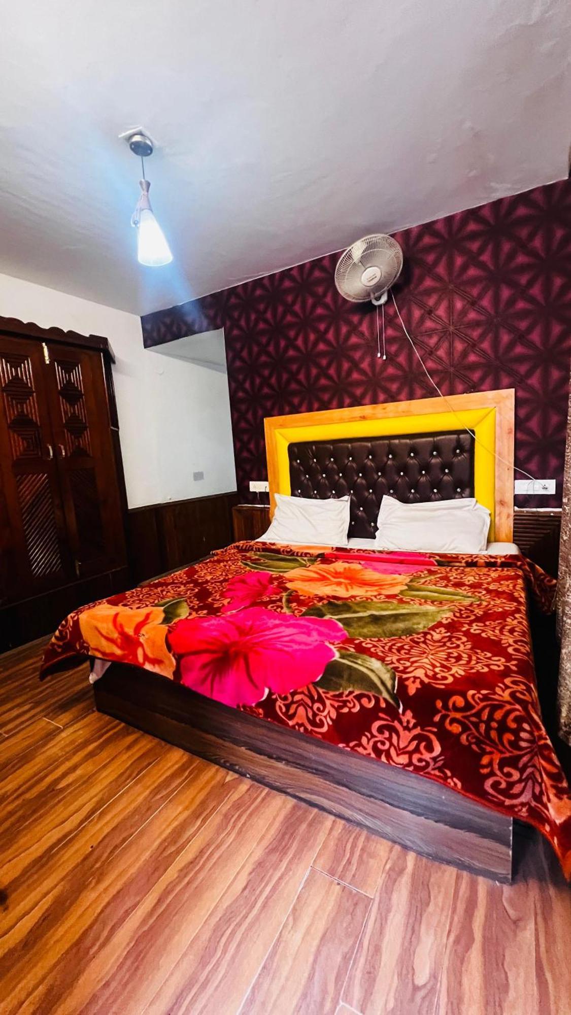 Hotel Chetna Manāli Exteriör bild