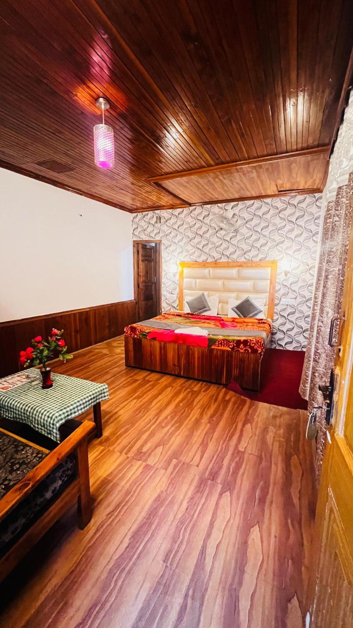 Hotel Chetna Manāli Exteriör bild