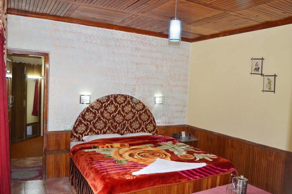 Hotel Chetna Manāli Exteriör bild