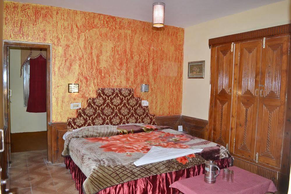 Hotel Chetna Manāli Exteriör bild