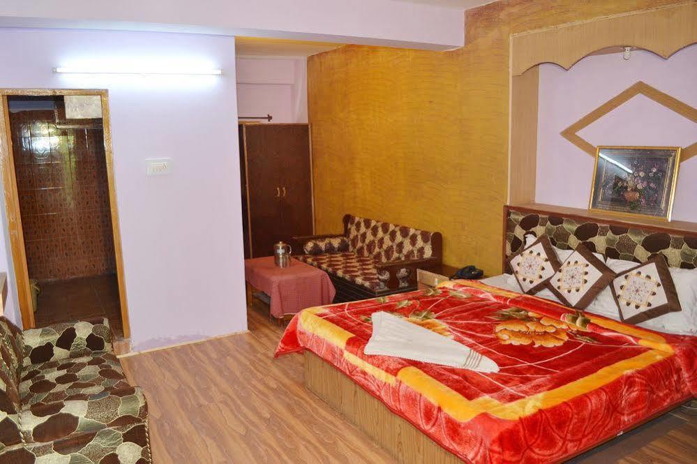 Hotel Chetna Manāli Exteriör bild