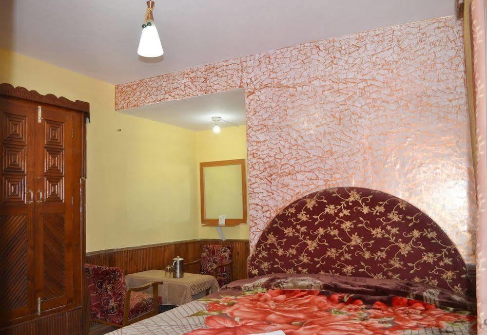 Hotel Chetna Manāli Exteriör bild