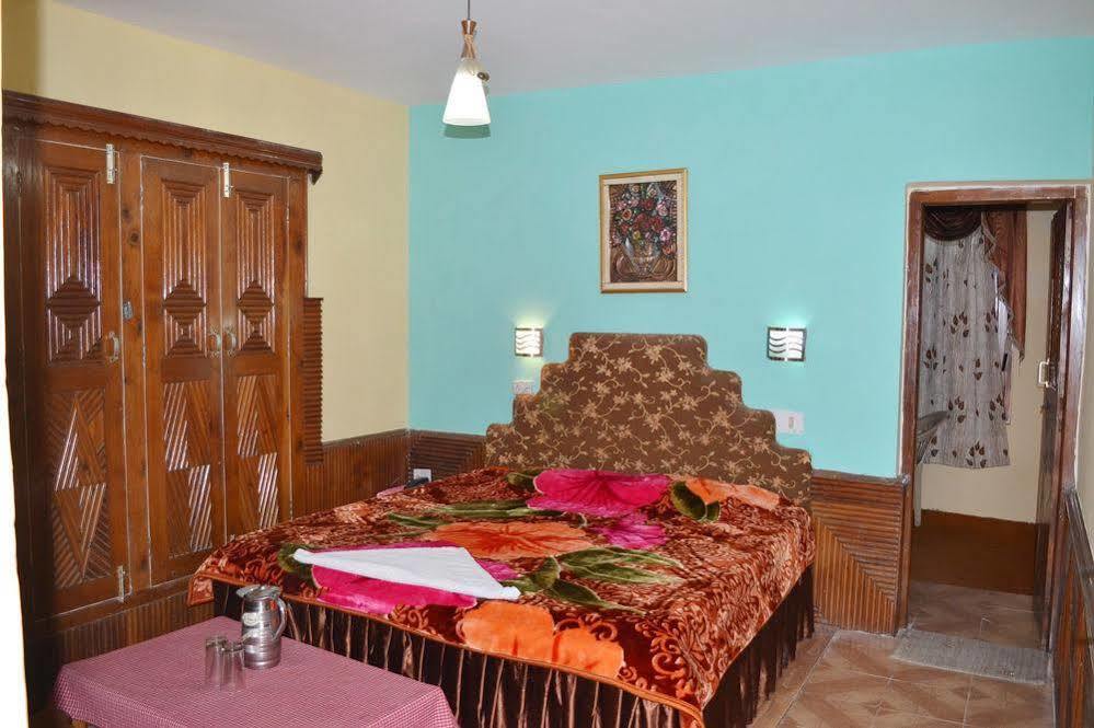 Hotel Chetna Manāli Exteriör bild