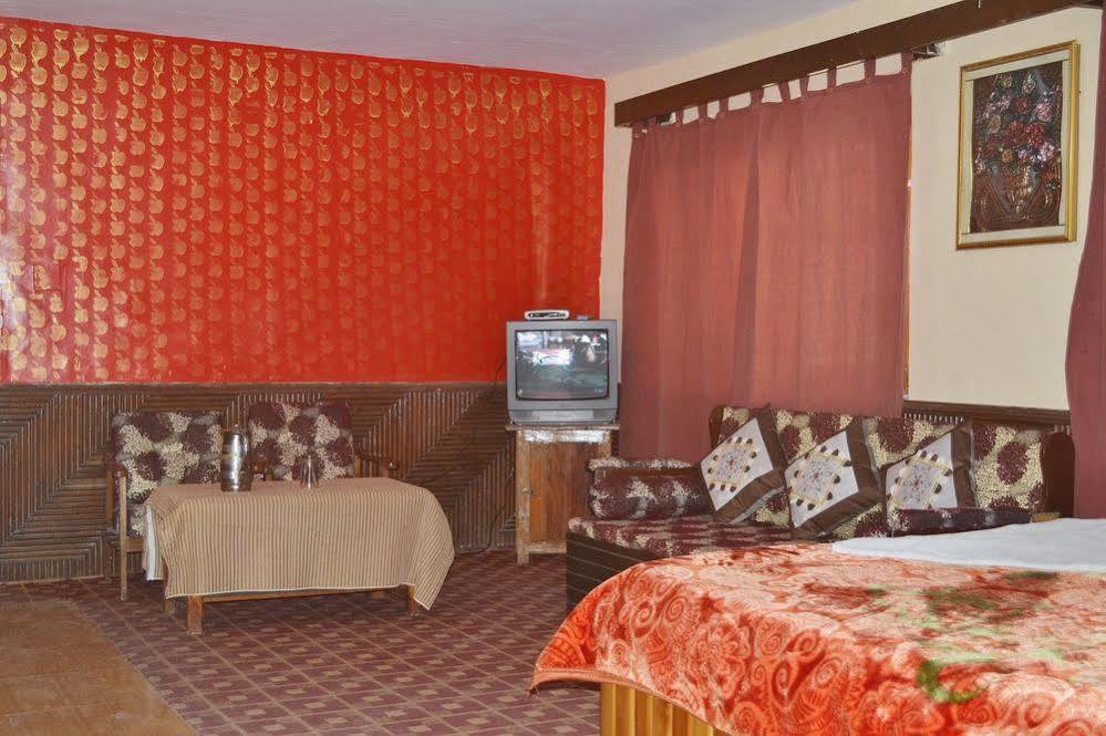Hotel Chetna Manāli Exteriör bild