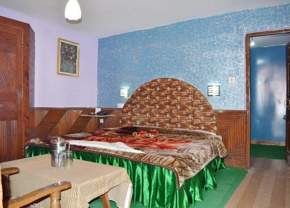 Hotel Chetna Manāli Exteriör bild