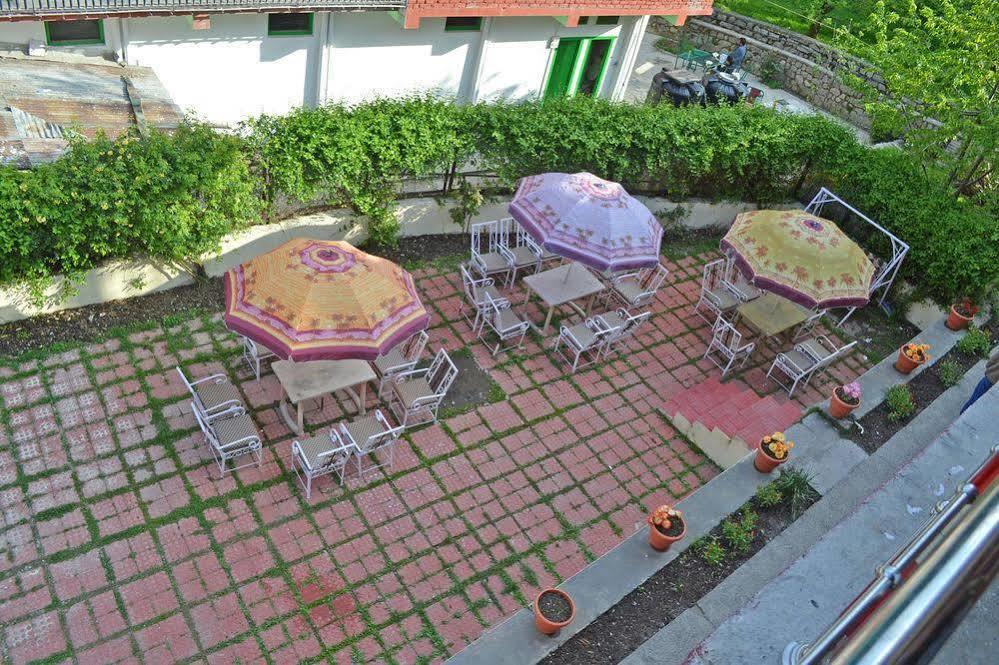 Hotel Chetna Manāli Exteriör bild