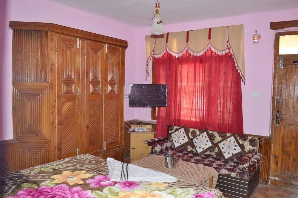 Hotel Chetna Manāli Exteriör bild