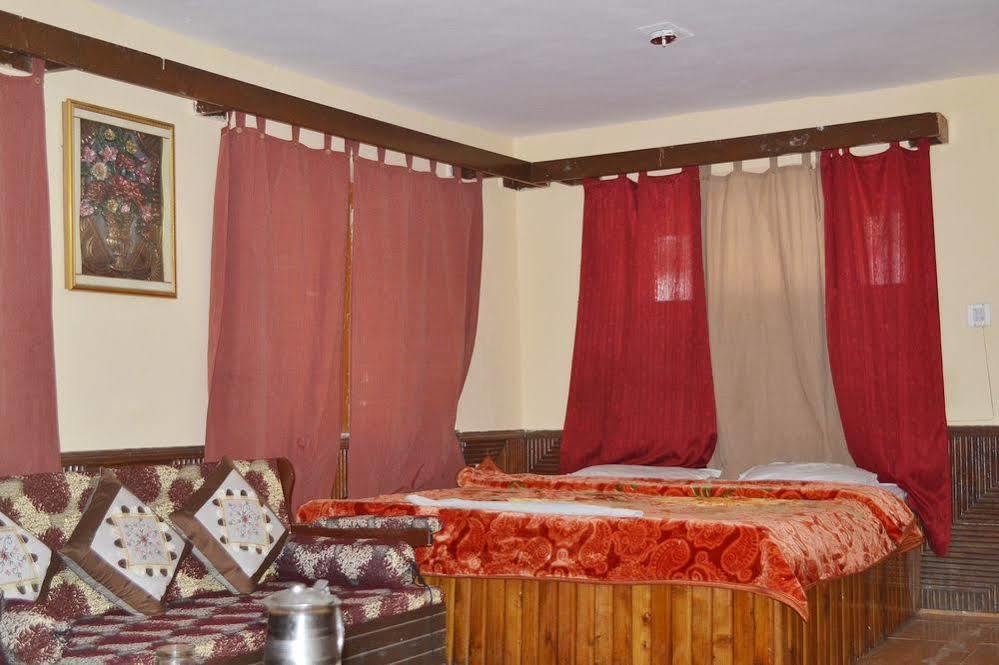 Hotel Chetna Manāli Exteriör bild
