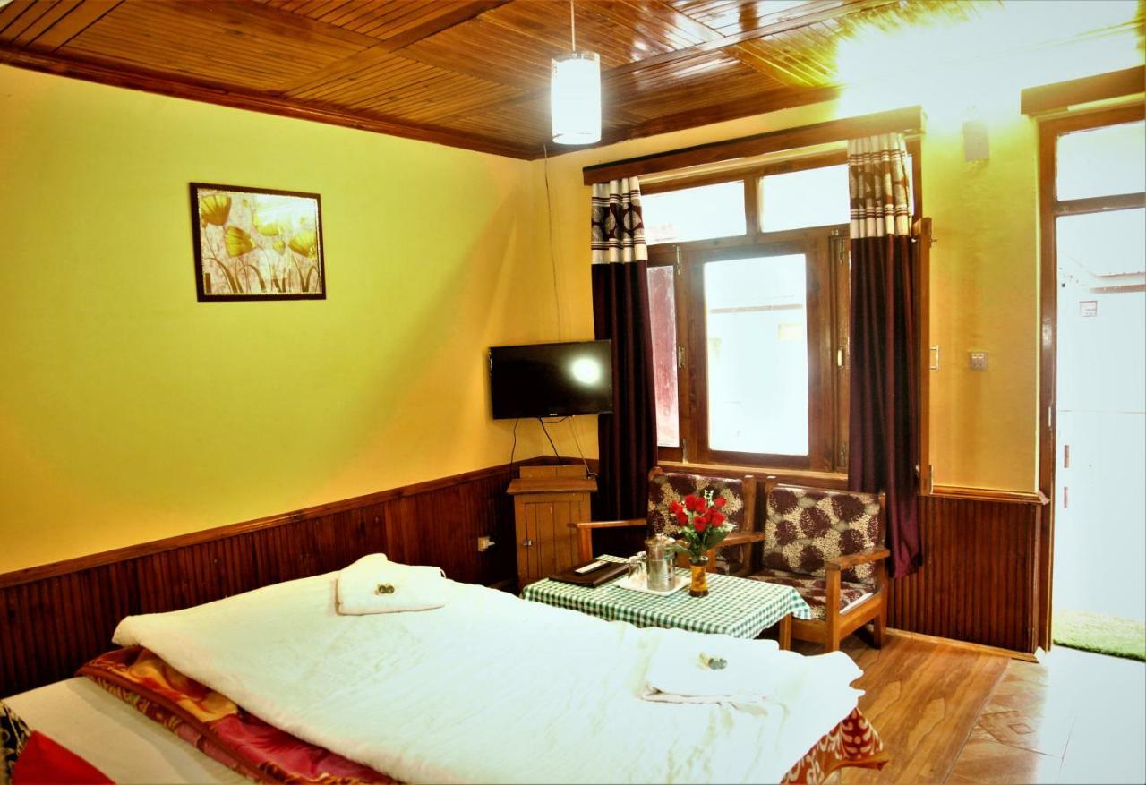Hotel Chetna Manāli Exteriör bild
