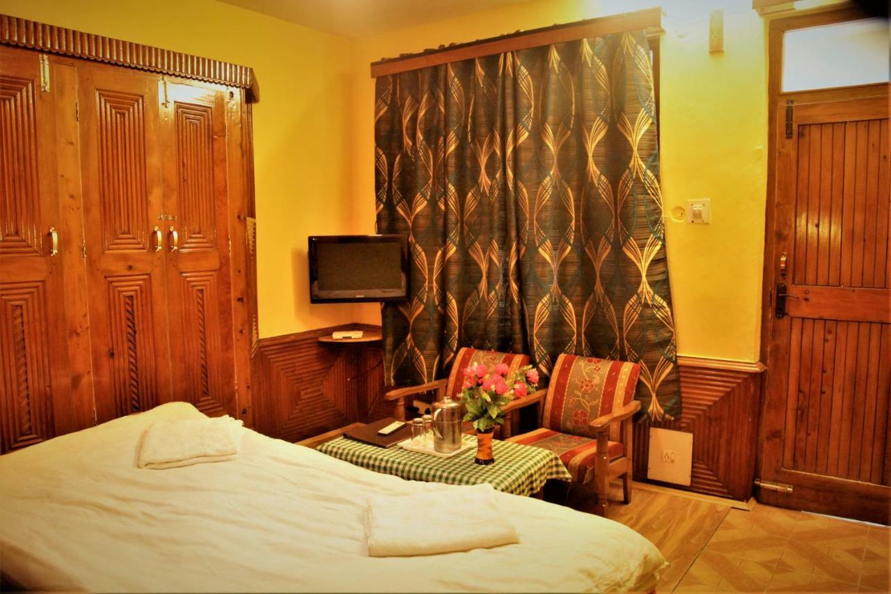 Hotel Chetna Manāli Exteriör bild