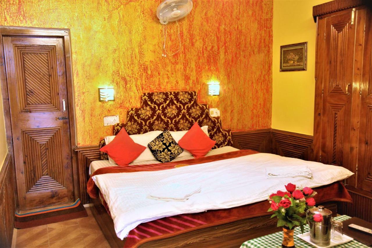 Hotel Chetna Manāli Exteriör bild